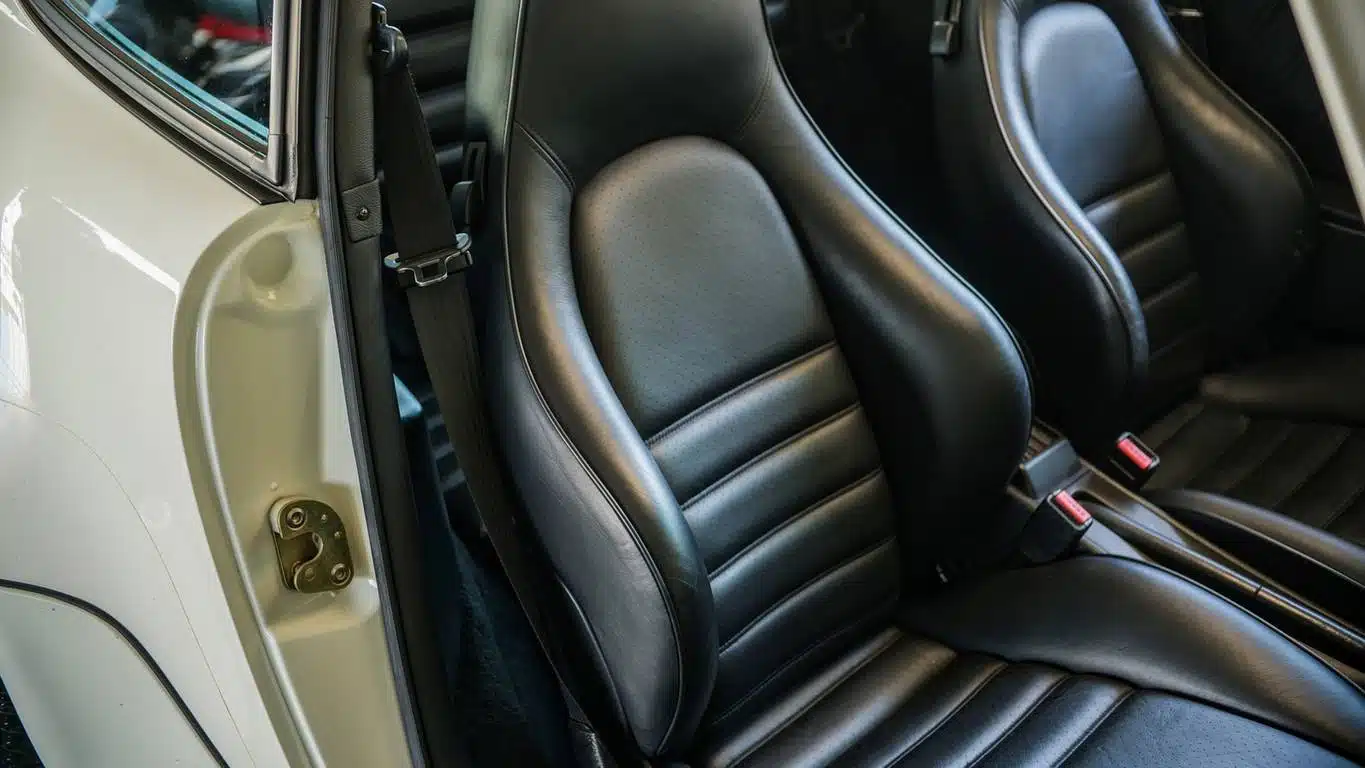 sièges baquets voiture de sport 