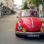 une voiture rouge garée sur le bord du trottoir