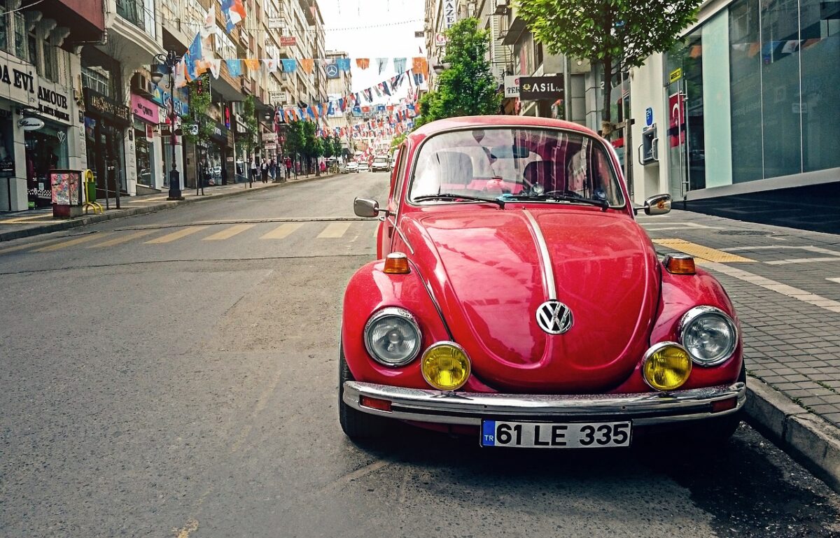 une voiture rouge garée sur le bord du trottoir
