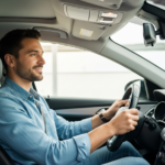 un homme au volant d'une voiture