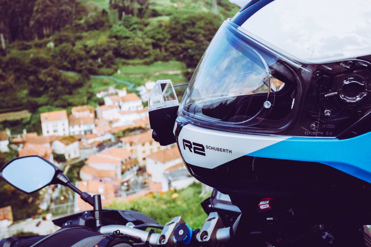 motard en haut d'une colline