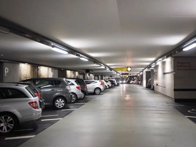 Comment aménager un parking en respectant les normes réglementaires