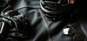 Quels sont les équipements indispensables pour conduire une moto