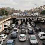 Embouteillage dense sur le périphérique de Toulouse avec des véhicules immobilisés sur plusieurs voies