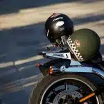 casques posés sur une moto