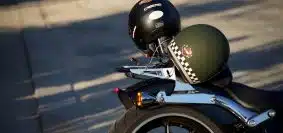 casques posés sur une moto