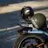 casques posés sur une moto