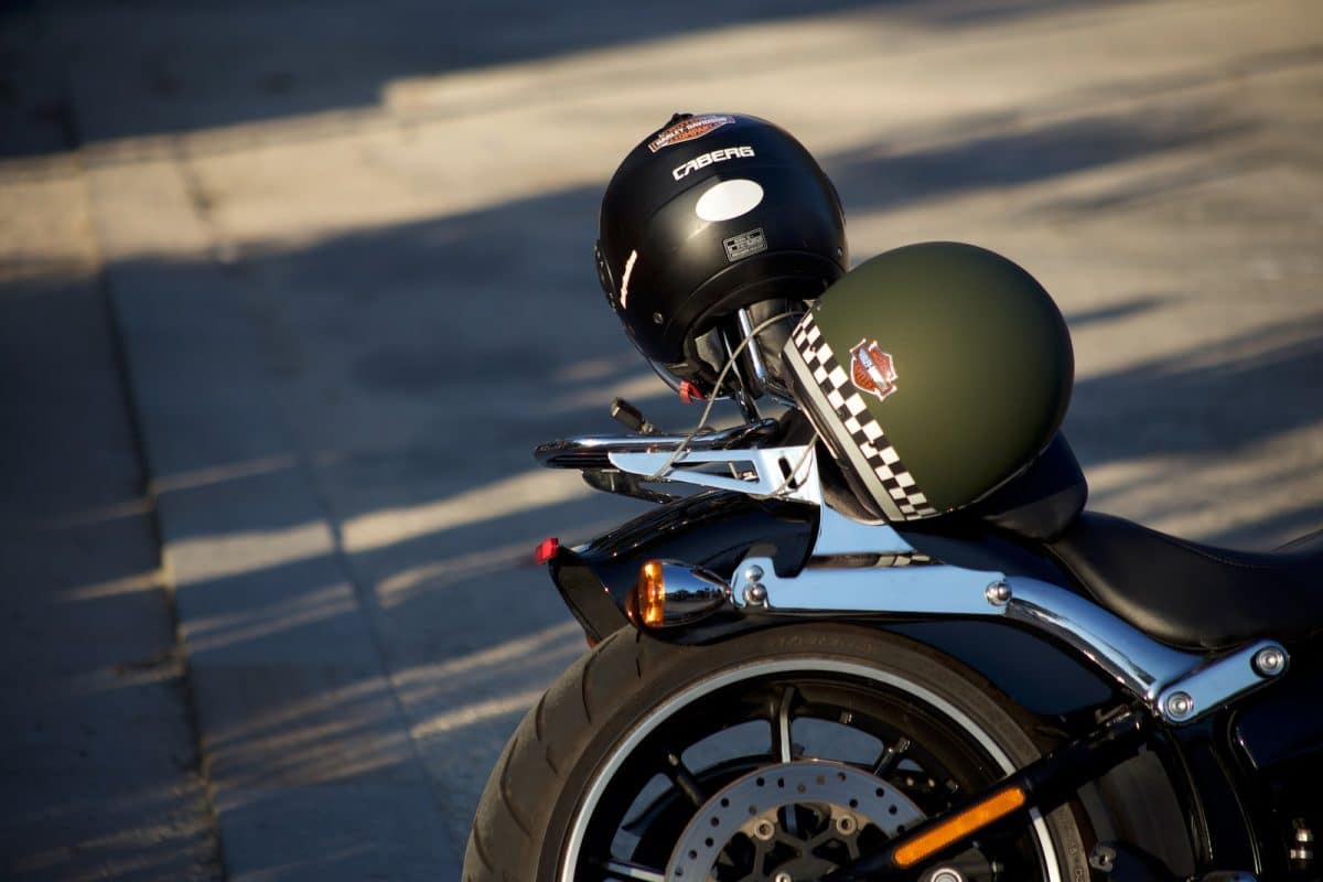 casques posés sur une moto