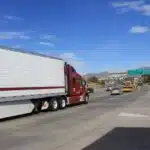 un camion sur une autoroute