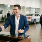 Homme confiant en costume dans un concessionnaire automobile