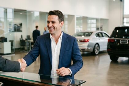 Homme confiant en costume dans un concessionnaire automobile