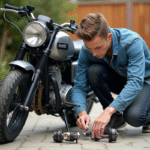 Jeune homme inspectant une moto Dax et ses axes