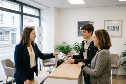 Jeune femme en business casual à la réception d'une école de conduite