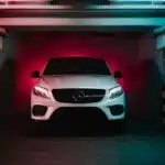 une voiture blanche dans un garage