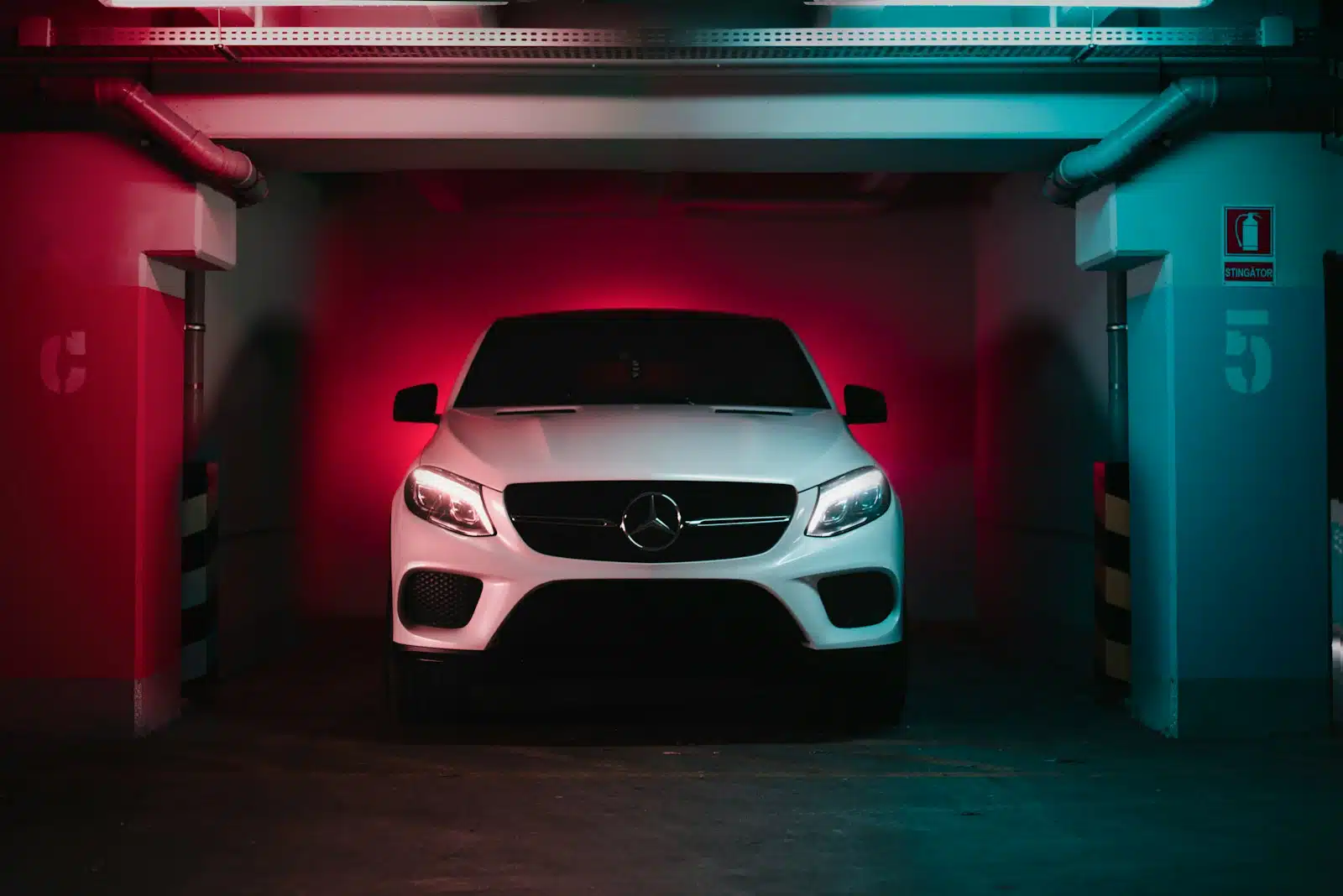 une voiture blanche dans un garage