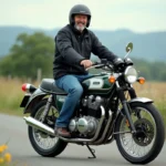 Homme en veste noire et casque vintage sur une Kawasaki kz400j