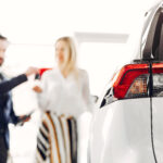 une femme achetant une voiture en concession