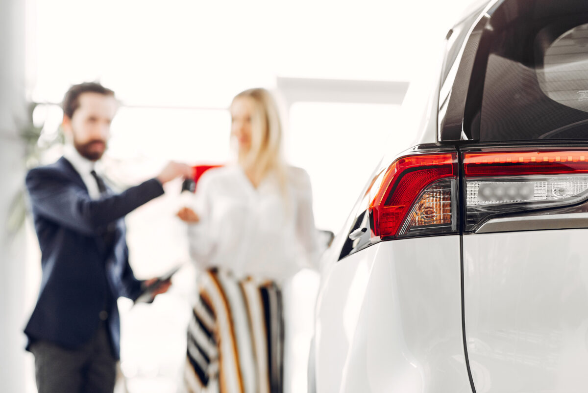 une femme achetant une voiture en concession