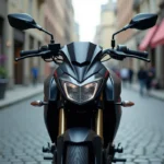 Suzuki GRSX garé dans une rue urbaine, vue 3/4 avant mettant en valeur le réservoir et le tableau de bord