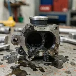 Vanne EGR 1.6 HDi encrassée et couverte de dépôts de carbone retirée du moteur