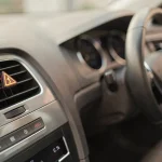 Voyant triangle orange avec flèche allumé sur le tableau de bord d'une Volkswagen Golf