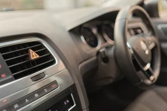 Voyant triangle orange avec flèche allumé sur le tableau de bord d'une Volkswagen Golf
