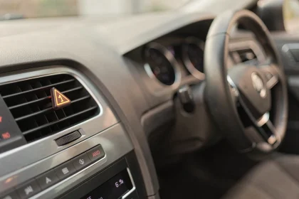 Voyant triangle orange avec flèche allumé sur le tableau de bord d'une Volkswagen Golf